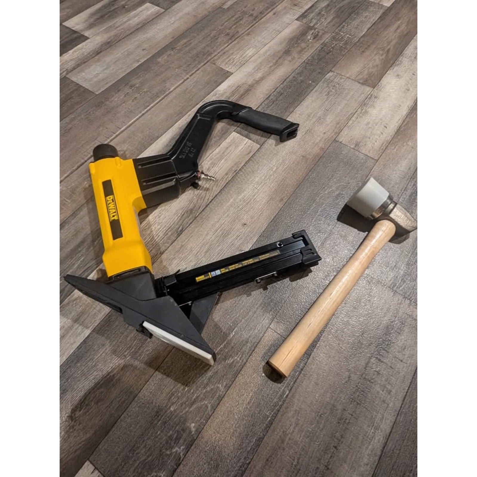 DeWalt 2-in-1 Pneumatic 15.5-Gauge and 16-Gauge Flooring Tool