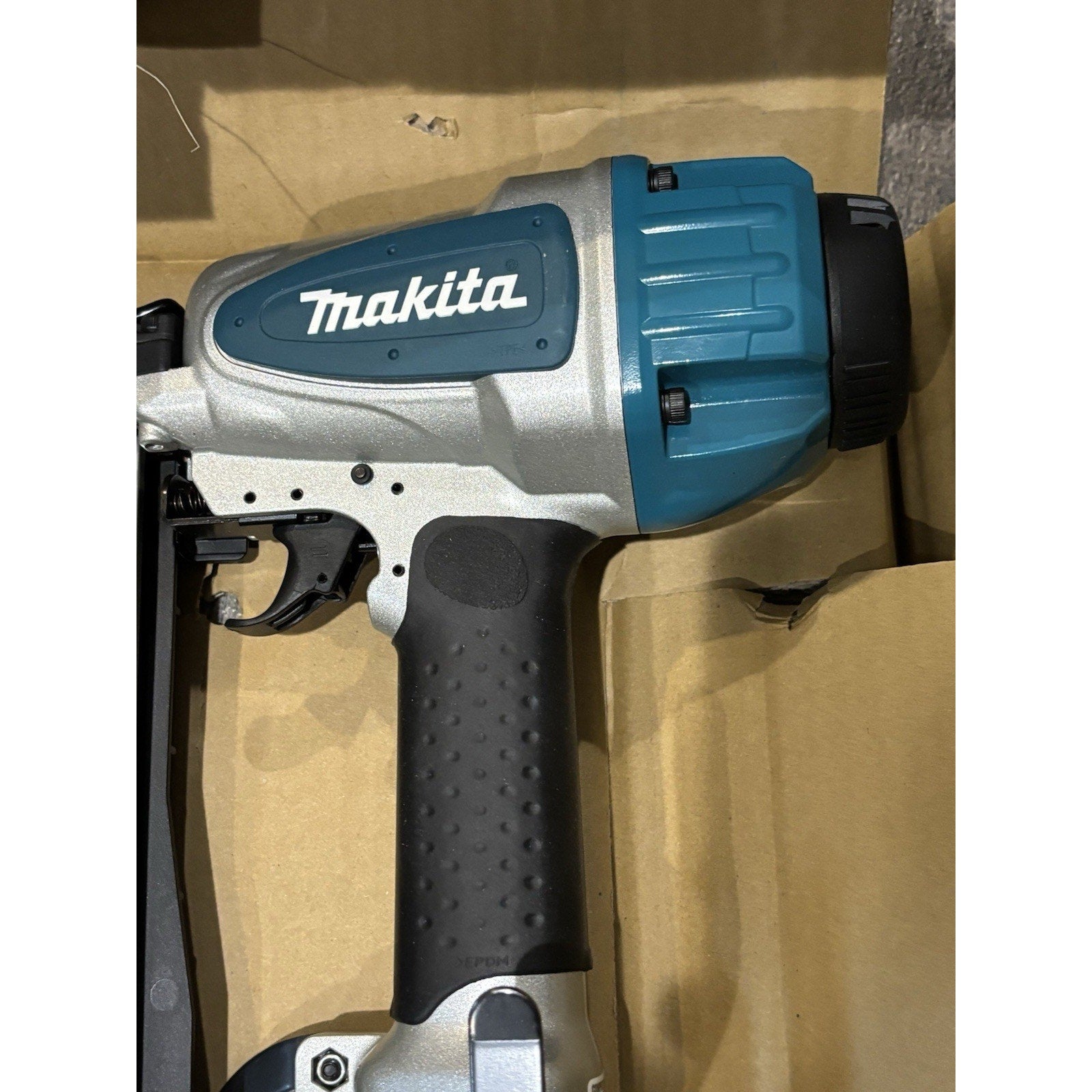 Makita AT1150A 7/16 inch 16 Gauge Crown Stapler