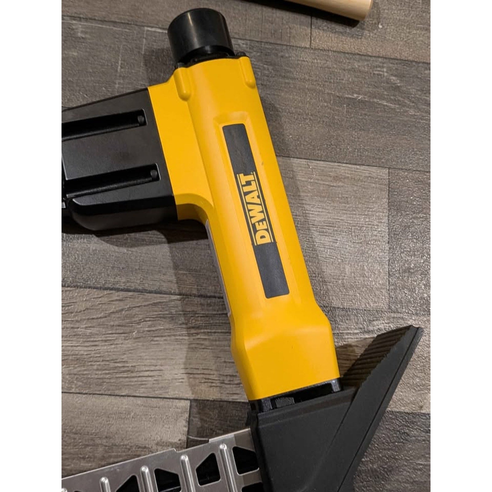 DeWalt 2-in-1 Pneumatic 15.5-Gauge and 16-Gauge Flooring Tool