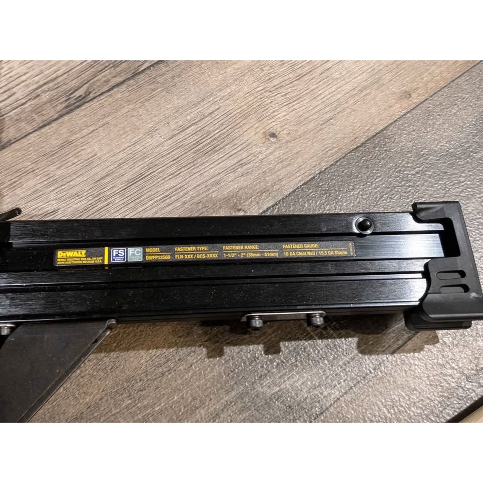 DeWalt 2-in-1 Pneumatic 15.5-Gauge and 16-Gauge Flooring Tool