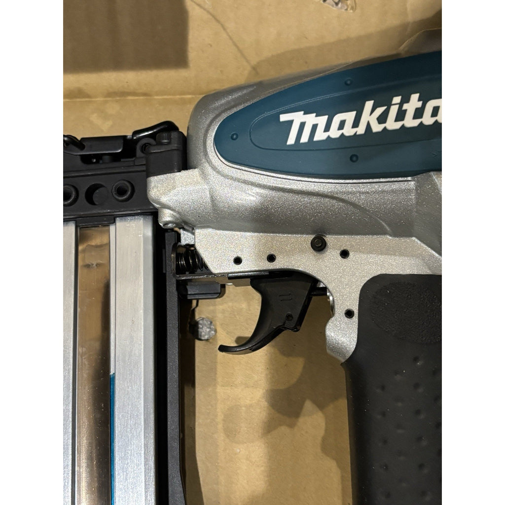 Makita AT1150A 7/16 inch 16 Gauge Crown Stapler