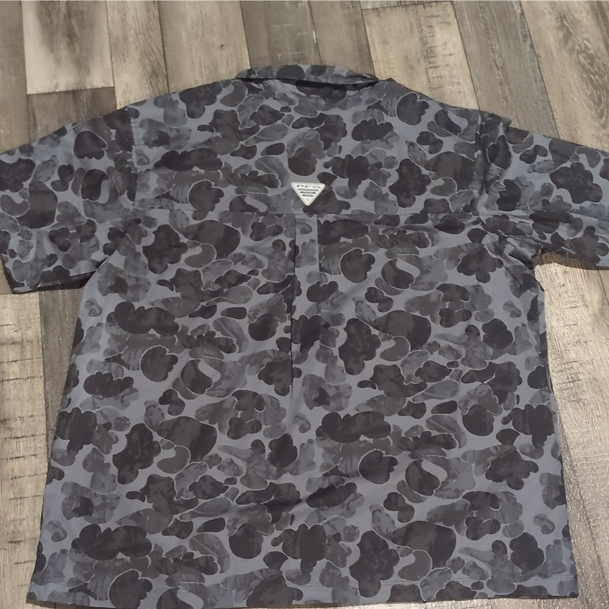 Columbia PFG Men's XXL Gray/Black Camo Short Sleeve Button-Up Fishing Shirt