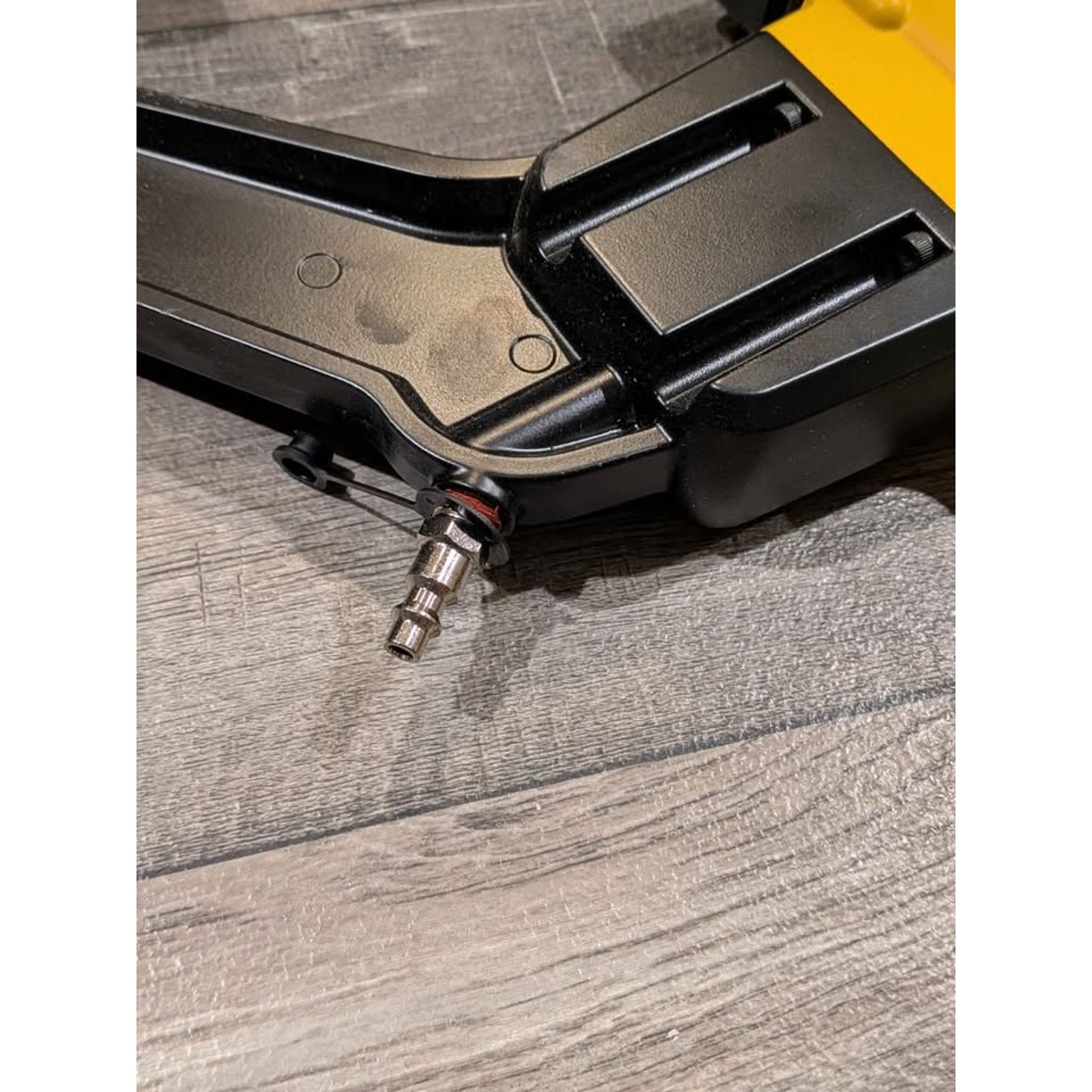 DeWalt 2-in-1 Pneumatic 15.5-Gauge and 16-Gauge Flooring Tool